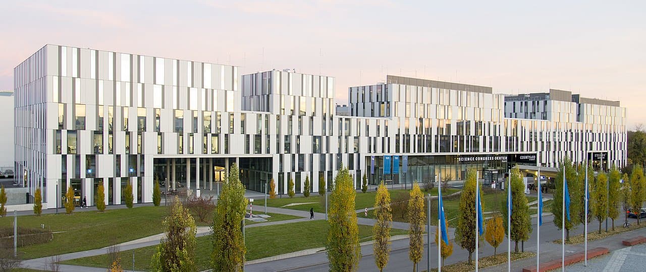 Университет Рауфа Денкташа campus